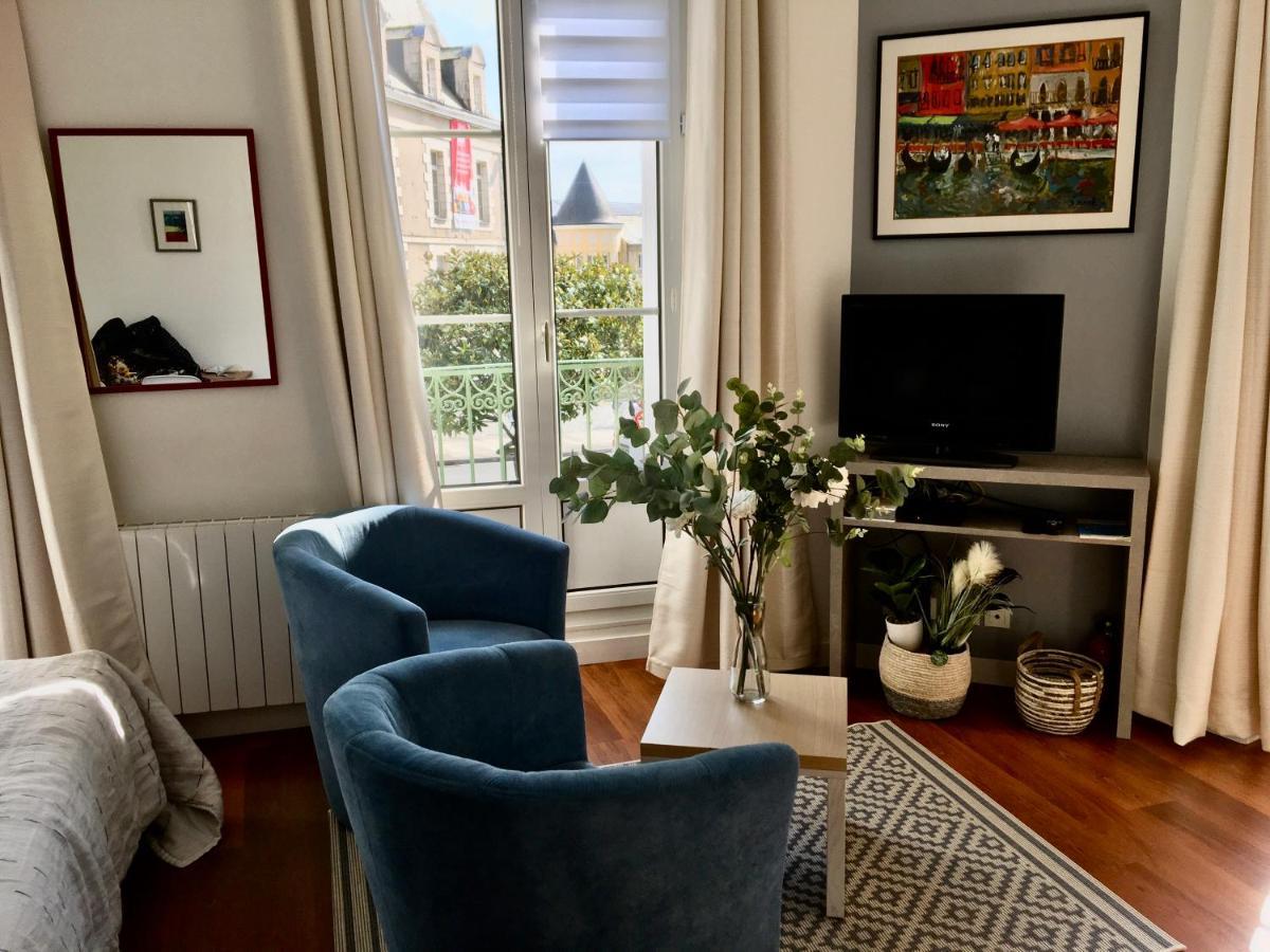 Studio Balcon De La Place Dinan Eksteriør bilde